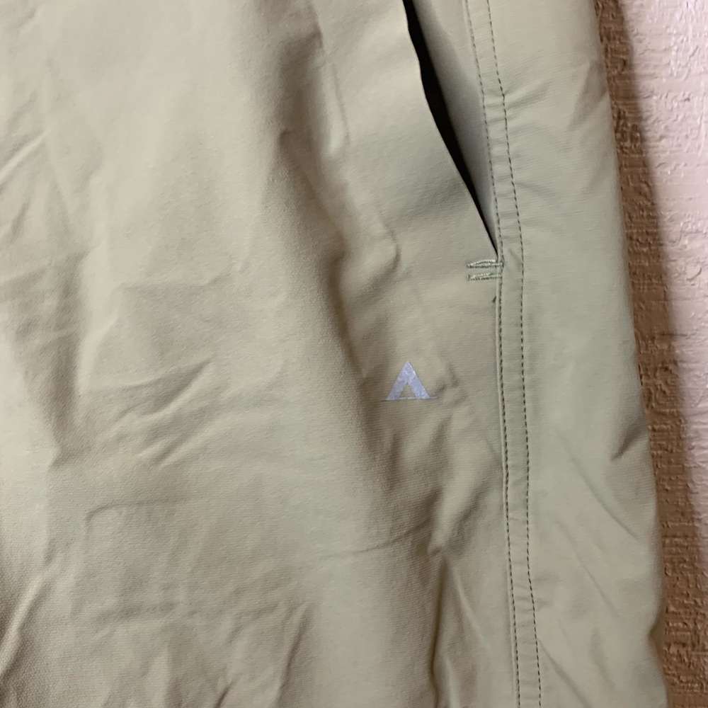 Basin + Range Shorts, Size 8. - image 2